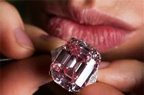 The Graff Pink là viên kim cương hồng được cắt kiểu giác tầng, có trọng lượng 24,78 carat, được mua với giá 45,6 triệu USD. Ảnh: Vinagems.