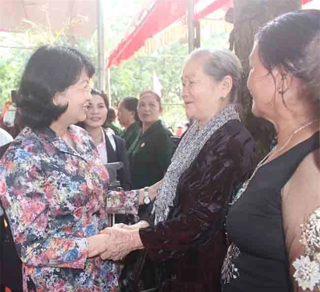 Phó Chủ tịch nước Đặng Thị Ngọc Thịnh dự Ngày hội với bà con ấp Đồng Tâm (ảnh LQ)