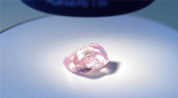 Còn đây là viên kim cương hồng 27,85 carat được phát hiện ở Nga. Ảnh: Bloomberg.