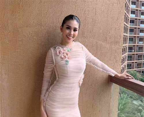 Hoa hậu Tiểu Vy lại khoe dáng đẹp eo thon, nhan sắc rực rỡ tại hậu trường cuộc thi Hoa hậu Thế giới 2018