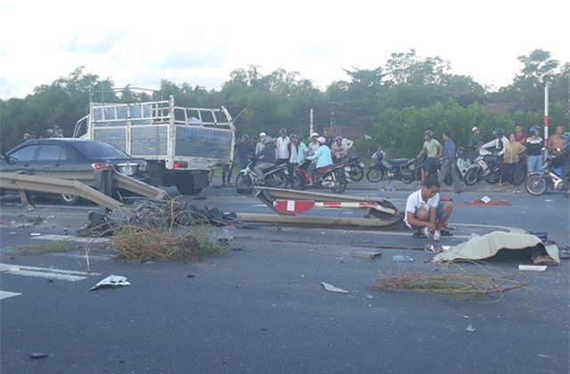 Clip: Hiện trường kinh hoàng vụ tai nạn giữa 3 ôtô và 2 xe máy 