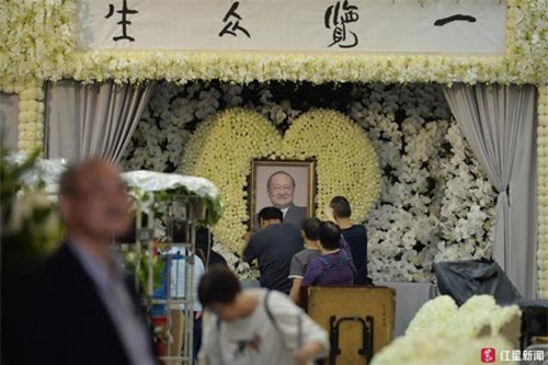 Tang lễ nhà văn Kim Dung: Lưu Đức Hoa, Huỳnh Hiểu Minh cùng dàn nghệ sĩ gửi hoa trắng rợp trời