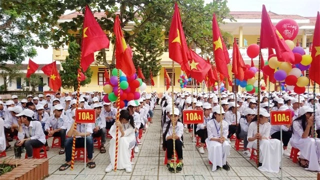 Học sinh của trường tham gia buổi lễ