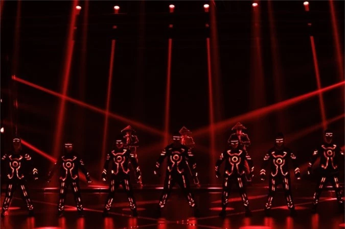 Nhóm nhảy 218 - được biết đến qua chương trình Asias Got Talents 2017 - khiến khán giả thích thú khi kết hợp một bài nhảy cùng công nghệ đèn LED.
