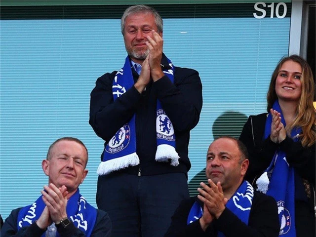 Cuộc sống giàu sang, nhiều màu sắc của ông chủ sở hữu CLB Chelsea - tỷ phú Roman Abramovich - Ảnh 2.