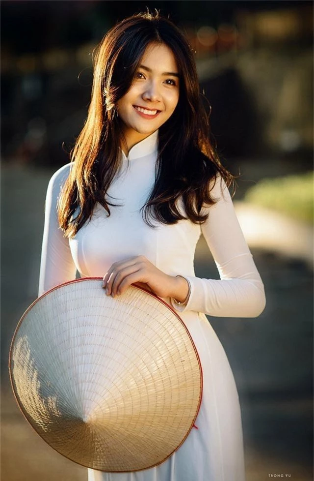 Dương Thu Giang là cựu học sinh trường THPT Lý Thái Tổ (Bắc Ninh). Thu Giang lần đầu được biết đến trên các phương tiện truyền thông khi mặc chiếc áo dài trắng thướt tha, khoe nụ cười rạng rỡ gây thương nhớ cho người xem.