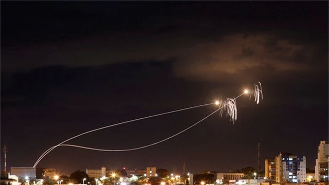  Israel được cho là đã triển khai hệ thống phòng thủ Dome để bắn hạ tên lửa từ Gaza. (Ảnh: RT) 
