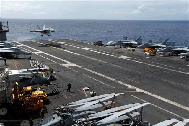  Một máy bay chiến đấu F/A-18 hạ cánh xuống tàu sân bay USS Ronald Reagan của Hải quân Mỹ. (Ảnh: Reuters) 