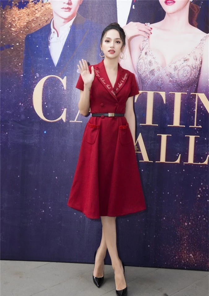 Hương Giang dẫn đầu vị trí sao đẹp tuần với chiếc váy của NTK Đỗ Long được mix match hợp tông với bộ đôi phụ kiện đắt giá, từ dây thắt lưng Dior…