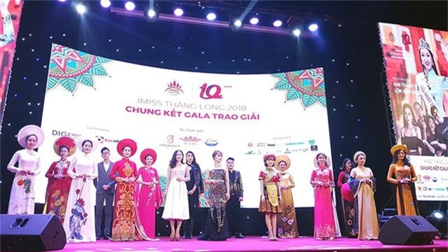  Toàn cảnh 17 thí sinh tranh tài trong đêm chung kết Imiss Thăng Long 2018 ở 2 hạng mục Ca hát và Chụp ảnh. 