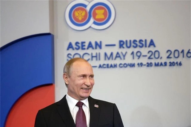 Tổng thống Putin chào đón nguyên thủ các nước về dự hội nghị thượng đỉnh Nga - ASEAN tại Sochi, Nga năm 2016. (Ảnh: AFP) 