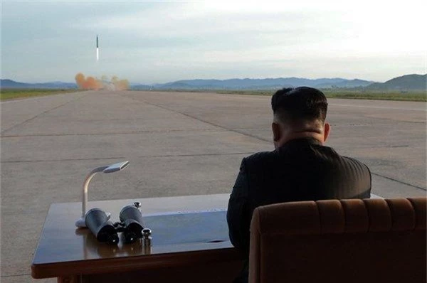Nhà lãnh đạo Triều Tiên Kim Jong-un thị sát một vụ phóng thử tên lửa năm 2017 (Ảnh: KCNA)