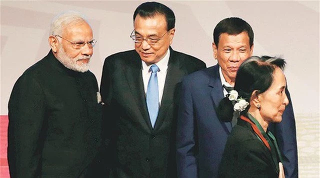  Thủ tướng Trung Quốc Lý Khắc Cường (giữa) dự Thượng đỉnh Đông Á năm 2017. Ảnh: Reuters 