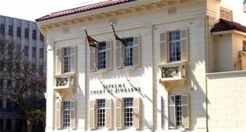 Cô gái khởi kiện bạn trai cũ vì "tội" có "cậu nhỏ" dài bất thường