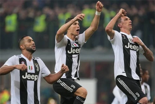 Các cầu thủ Juventus ăn mừng chiến thắng.