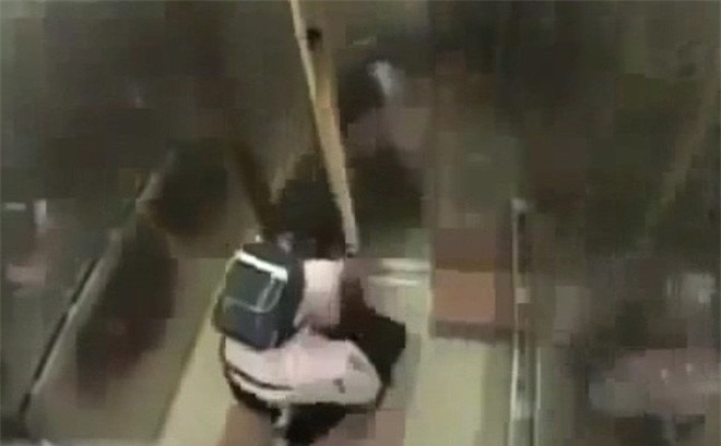 Clip: Thiếu nữ hạ đo ván 'yêu râu xanh' trong thang máy