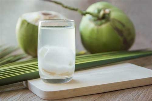 Khi nào bà bầu không nên uống nước dừa?