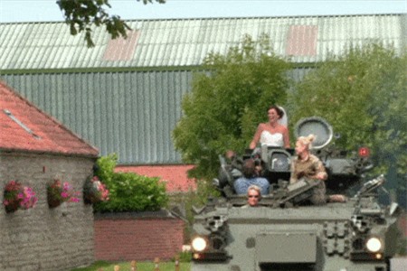 Clip: ‘Phát sốt’ với màn rước dâu bằng xe tăng của cựu quân nhân Anh