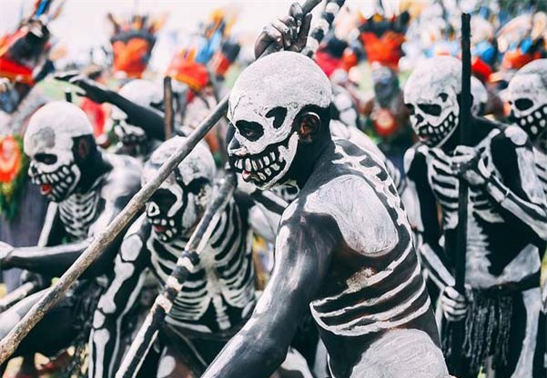 Clip: 'Rợn tóc gáy' với bộ lạc 'xác sống' ở vùng Papua New Guinea