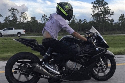 Clip: Cái kết đắng cho thanh niên ngổ ngáo bốc đầu xe 