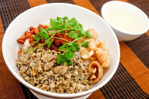 Clip: Học cách làm món cơm hến ngon như người Huế