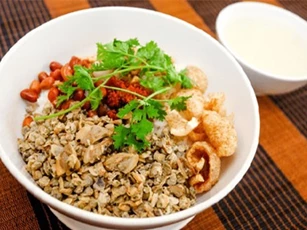 Clip: Học cách làm món cơm hến ngon như người Huế