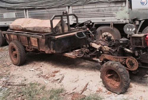 Bị bắt gỗ lậu, một đối tượng cầm dao đòi chém cán bộ kiểm lâm