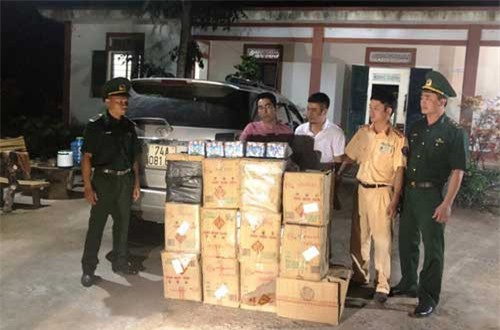 Hàng trăm kg pháo hoa giấu trên xe Fortuner