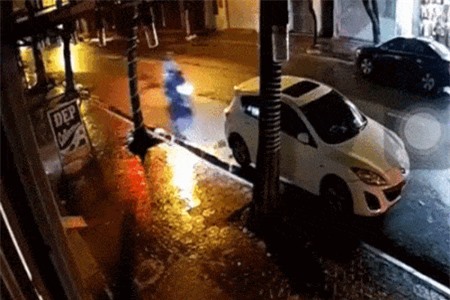 Clip: Chạy xe với ‘tốc độ bàn thờ’, người đàn ông đâm sầm vào ôtô đỗ ven đường