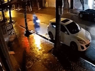 Clip: Chạy xe với ‘tốc độ bàn thờ’, người đàn ông đâm sầm vào ôtô đỗ ven đường