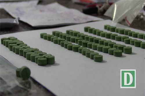 Bắt “nóng” tài xế xe ôm vận chuyển hơn 100 viên thuốc lắc