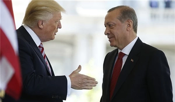 Tổng thống Mỹ Donald Trump (trái) và người đồng cấp Thổ Nhĩ Kỳ Tayyip Erdogan.