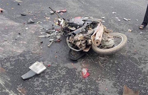 Clip: Lật xe container ở Hà Nội, hai mẹ con chết thảm