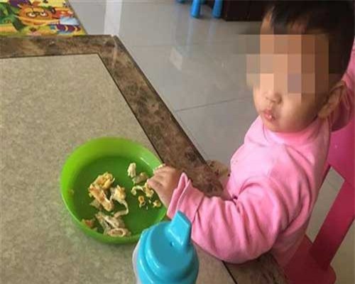 Bé 2 tuổi bị bỏ đói đến chết vì mẹ bận… đi chơi với bạn trai