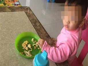 Bé 2 tuổi bị bỏ đói đến chết vì mẹ bận… đi chơi với bạn trai
