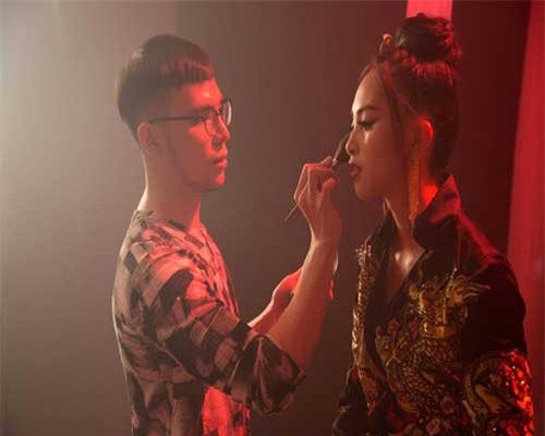 Chuyện showbiz: Hồ Ngọc Hà xinh đẹp với đầm trễ nải gợi cảm