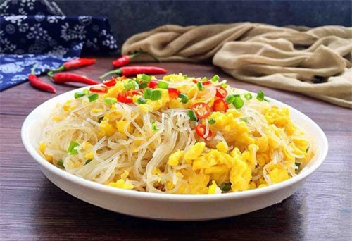 Miến xào làm cực nhanh cho bữa sáng ấm bụng