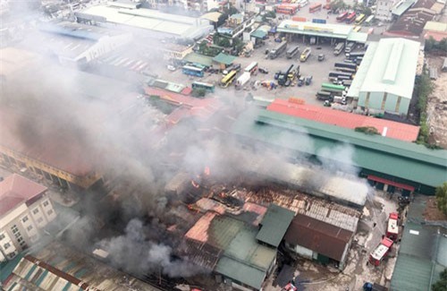 Clip: Toàn cảnh vụ cháy ở kho xưởng phía sau bến xe Nước Ngầm