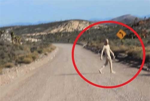 Người ngoài hành tinh xuống Trái Đất, đi bộ trên cao tốc?