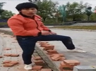 Clip: Võ sư Trung Quốc tay không chặt gãy 100 viên gạch trong 'tích tắc'