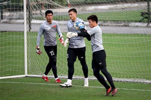 Thủ môn Bùi Tiến Dũng khen ngợi Xuân Trường, sẵn sàng thay Văn Lâm