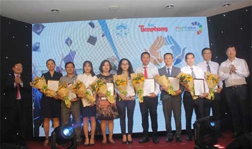 Doanh nghiệp dõi theo bước tiến thủ khoa để trọng dụng người tài