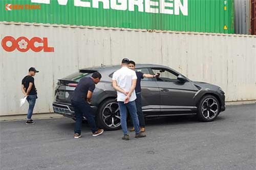 Cận cảnh siêu xe Lamborghi Urus đầu tiên vừa cập bến Việt Nam