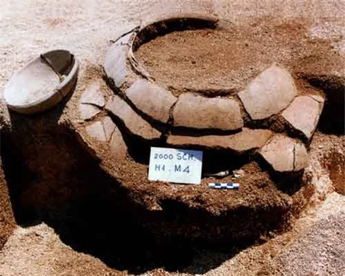  Loại hình mộ nồi của cư dân văn hóa Sa Huỳnh phát hiện ở di tích Suối Chình, huyện đảo Lý Sơn. Ảnh: Đoàn Ngọc Khôi.