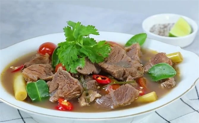 Chỉ với vài bước đơn giản, bạn đã có bò kho tomyum hấp dẫn.