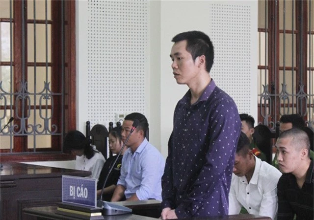 Bị cáo Phạm Văn Cường thuật lại hành vi phạm tội của mình trước tòa án.