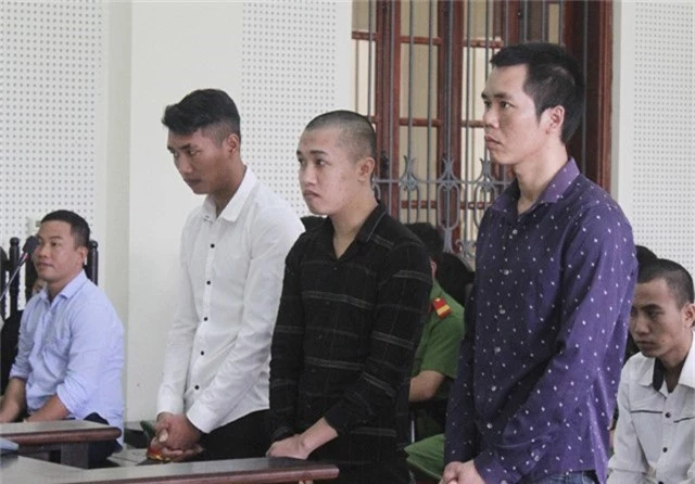 Ba anh em Phạm Văn Cường, Phạm Văn Hồng, Phạm Văn Thông tại phiên tòa.