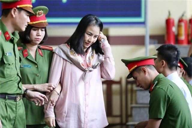 Bị cáo Lưu Thị Hồng được lực lượng an ninh đưa về vị trí theo quy định tại phiên tòa.