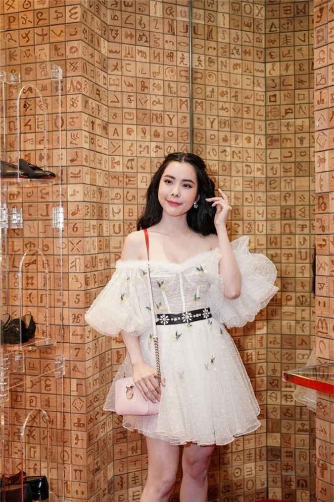 Hoa hậu Du lịch Thế giới 2018 Huỳnh Vy ghi điểm bởi nhan sắc ngọt ngào và tính cách thân thiện, gần gũi. Người đẹp lựa chọn chiếc đầm trắng tinh khôi với điểm nhấn là phần hoạ tiết được thêu tỉ mỉ.