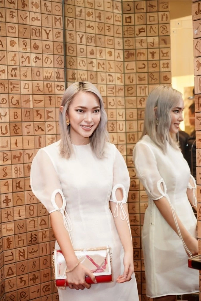 Khác với phong cách táo bạo hàng ngày, fashionista Châu Bùi để lại ấn tượng mạnh khi diện chiếc váy trắng thanh lịch.
